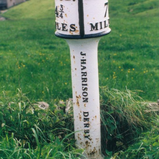 Milepost at SJ 9818 7347
