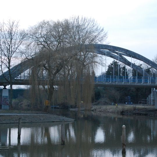 Verkeersbrug over de river de Linge