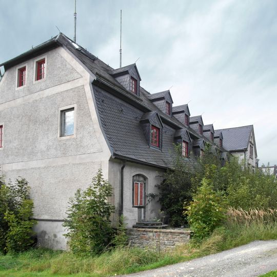 Wirtschaftsgebäude und Gutscheune eines ehemaligen Rittergutes Am Rittergut 13; 15