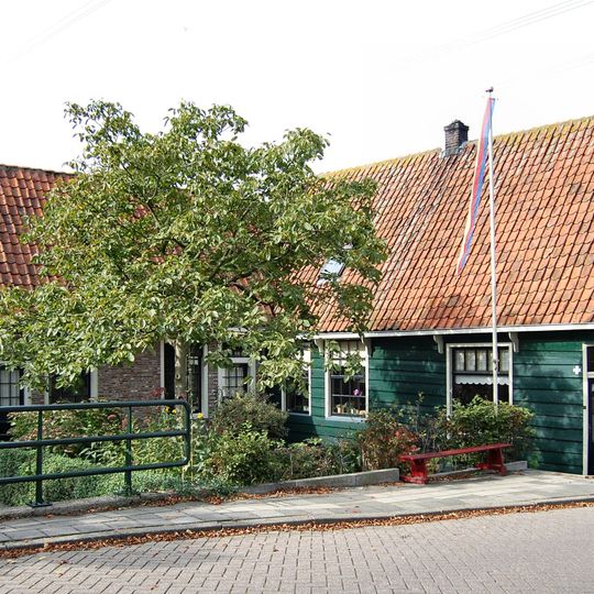 Huis met twee zijvleugels