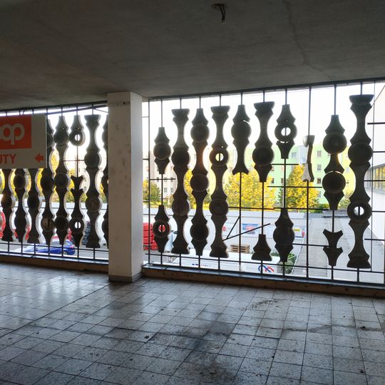 Dělící stěna v nákupním středisku Družba