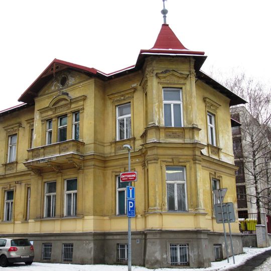 Nemocnice Bubeneč - novorenesanční vila vpravo od vstupu