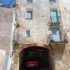 Porxo al carrer Portal