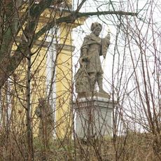 Socha svatého Floriána na terase u kostela v Konojedech
