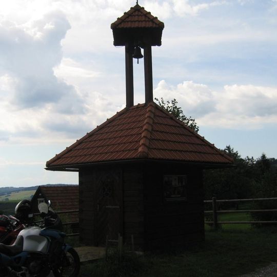 Zvonice u silnice na jižním okraji Žítkové