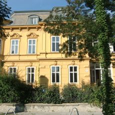 Villa mit Einfriedung