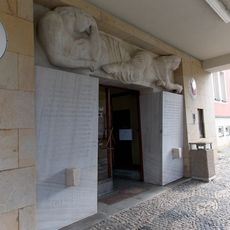 Pamětní desky obětem světových válek na budově radnice v Miroticích