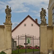 Friedhofsportal mit Figurenbekrönung