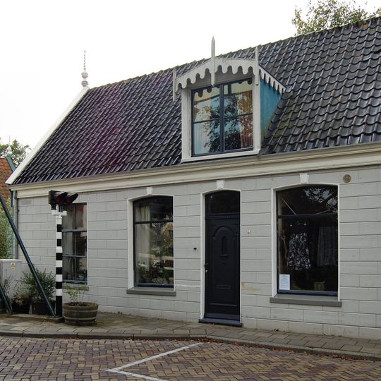 Houten huis onder zadeldak