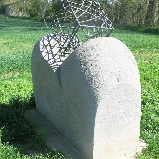 Plastika z kamene a kovu u cesty západně od Mělnického Vtelna
