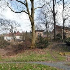 Sachgesamtheit Rittergut Prossen mit folgenden Einzeldenkmalen: Herrenhaus (Nr. 15), Gesindehaus (Nr. 17), Gartenpavillon, Einfriedungsmauer und Steinbank im Park (siehe Einzeldenkmalliste obj. 09224320) sowie Gutspark und Obstwiese(Gartendenkmal) un
