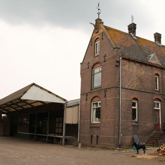 Woonhuis horende bij station