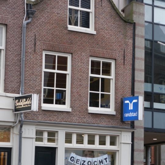 Pand met klokgevel, horizontaal afgedekt