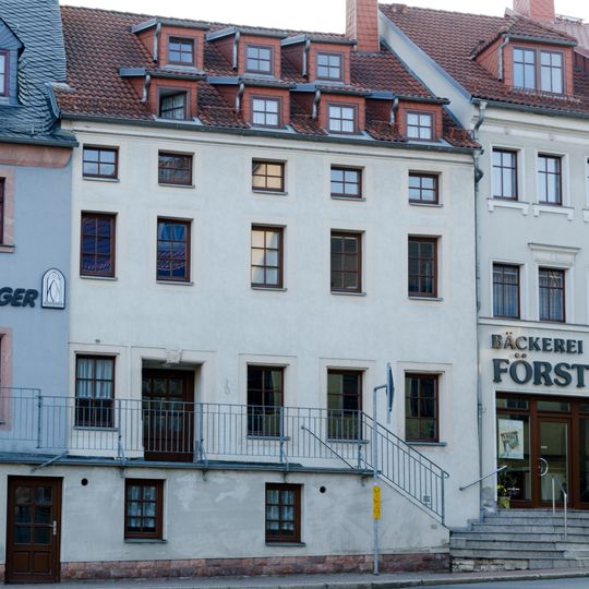 Portal eines Wohnhauses in geschlossener Bebauung und Heiste vor dem Wohnhaus Markt 21