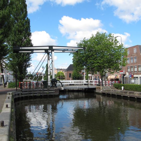 Twee ophaalbruggen van het sluiscomplex Sluis Leidschendam
