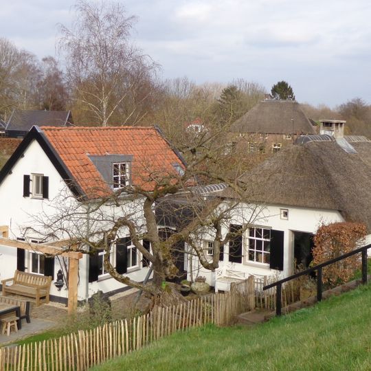 Perceelsgedeelte van een kleine gepleisterde boerderij