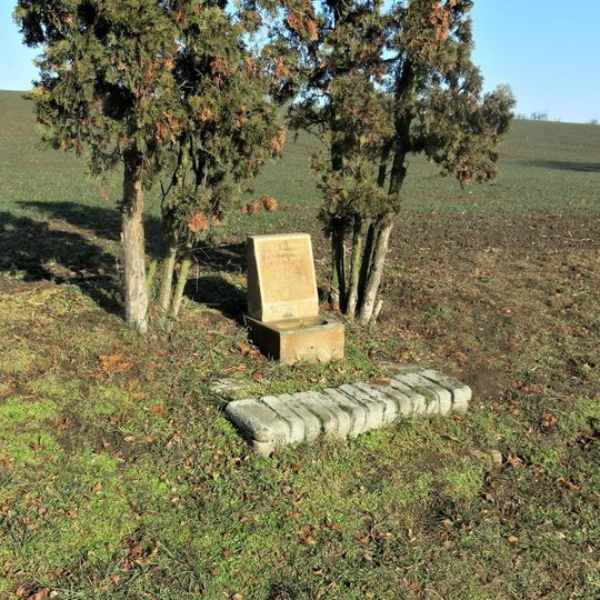 Pomník Karla Klementa padlého v květnu 1945 u silnice západně od Neuměřic