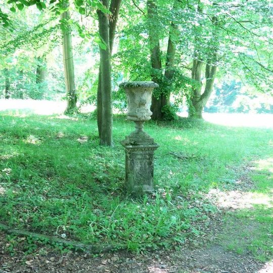 Ozdobná váza v zámeckém parku v Chlumu u Třeboně