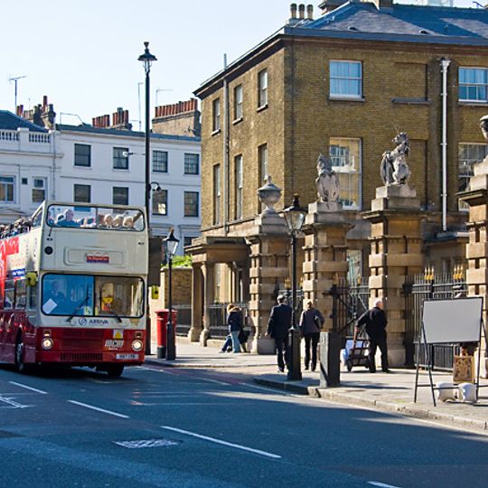 Buckingham Palace Lodge To South Of Entrance To Royal Mews Buckingham Palace Lodges North And South Entrance To Royal Mews