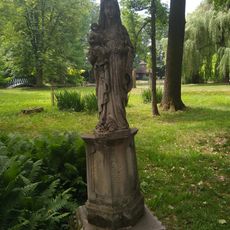 Socha Madony v zámeckém parku v Častolovicích