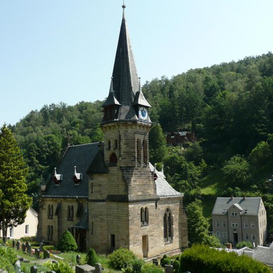 Sachgesamtheit Ev. Pfarrkirche und Kirchhof Krippen mit folgenden Einzeldenkmalen: neoromanische Saalkirche mit Südwestturm, Kriegerdenkmal für die Gefallenen des Ersten Weltkrieges, Grabstätte F.G. Keller und Grufthaus (siehe Einzeldenkmalliste -