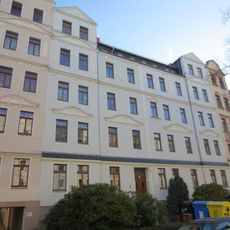 Mietshaus in geschlossener Bebauung mit Vorgarten Zeißstraße 16