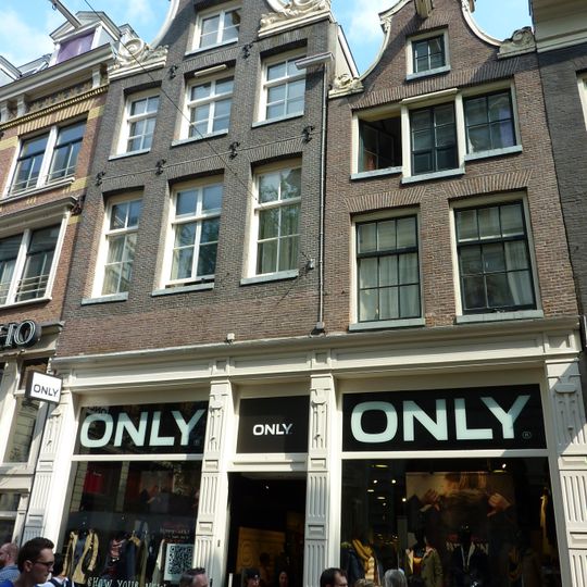 Pand met ingezwenkte halsgevel met liggende koe op de afdekking