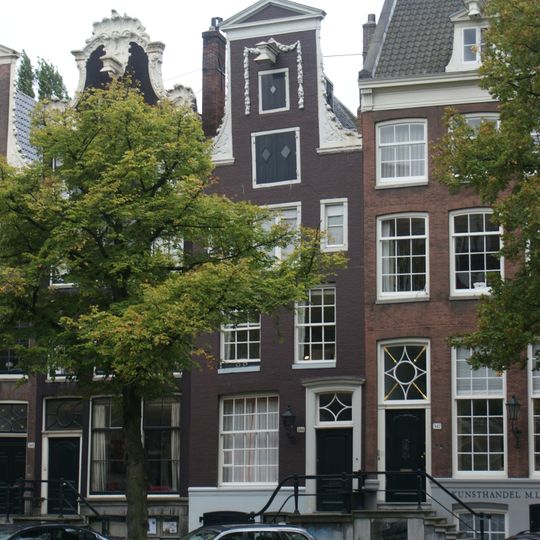 Pand met gevel waarin een festoen