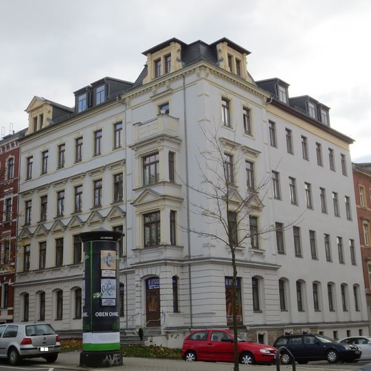 Mietshaus in geschlossener Bebauung in Ecklage mit Vorgarten Zschopauer Straße 136