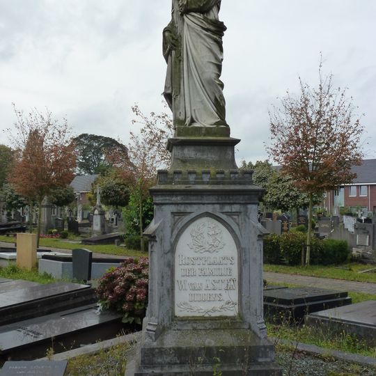 Grafstèle van de familie van Asten in neo-gotische stijl