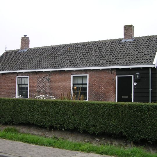 Pandje onder een zadeldak met nr 17