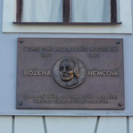Pamětní deska Boženy Němcové na domě Husovo náměstí 47 v Polné