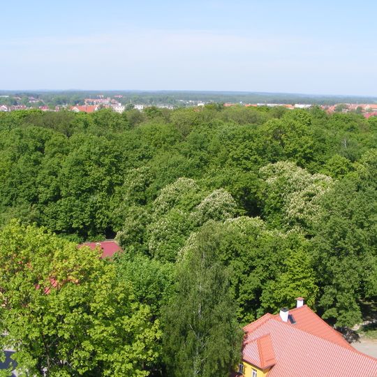 Park miejski , przyległy do cmentarza od strony południowej