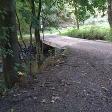 Most přes Šárecký potok na cestě od Vizerky k ulici Nad Habrovkou