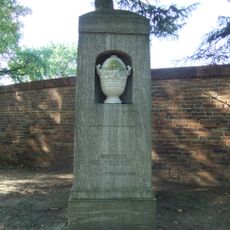 Gudrunstraße, Grabmal Paul Meyerheim auf dem Städtischen Zentralfriedhof Gudrunstraße