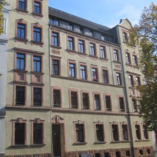 Mietshaus in geschlossener Bebauung mit Vorgarten Zeißstraße 14