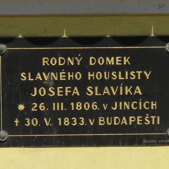 Pamětní deska na rodném domu Josefa Slavíka v Jincích