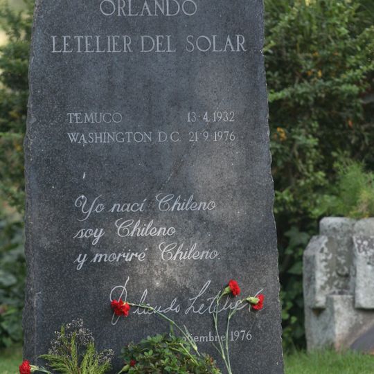 Monolito Recordatorio en Tumba de Orlando Letelier en Cementerio General
