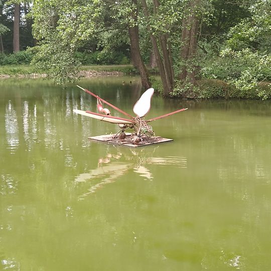 Plastika Vážka v zámeckém parku v Častolovicích