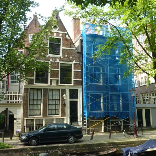 Pand met tot puntgevel gewijzigde trapgevel van het 'type met kleine blokjes'