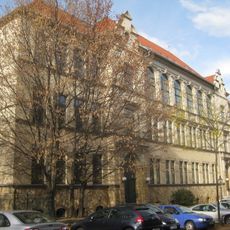 Schule mit Turnhalle sowie Vorgarten und Einfriedungsmauer Tschaikowskistraße 49