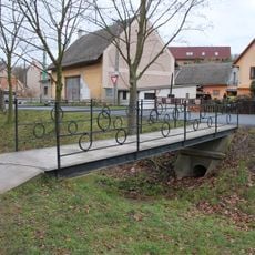 Lávka přes Želízskou svodnici v Želízech u školy