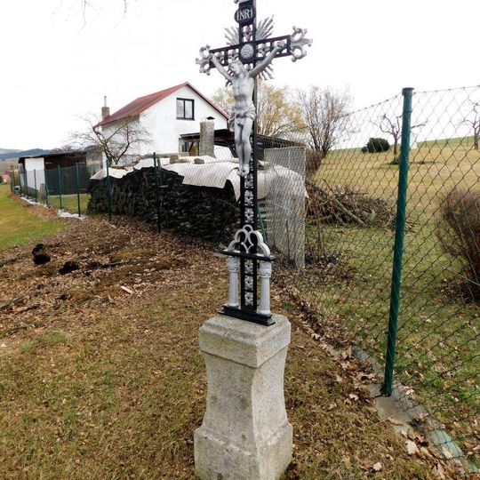 Kříž u cesty mezi domy čp. 13 a čp. 14 ve Vokově