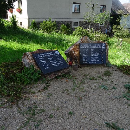 Pomník padlým na návsi v Chlumu