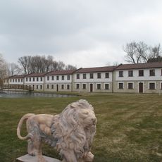 Socha v Nesuchyni u hotelu Lions