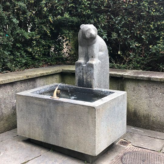 Brunnen "Kleiner Bär auf Sockel"