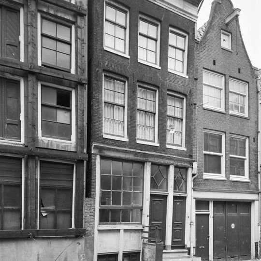 Pand onder rechte lijst waarboven een dakvoorschot