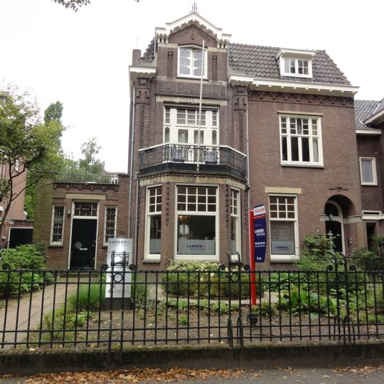 Halfvrijstaand herenhuis met oorspronkelijk smeedijzeren hekwerk rond de voortuin