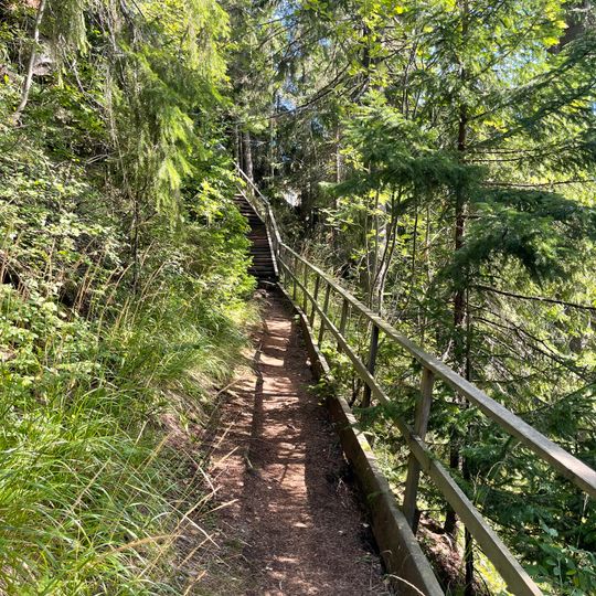 Галерея на скале