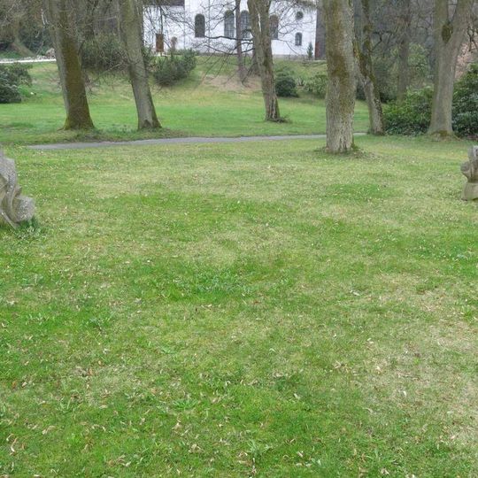 Kamenné plastiky před léčebným domem Prusík v Konstantinových Lázních